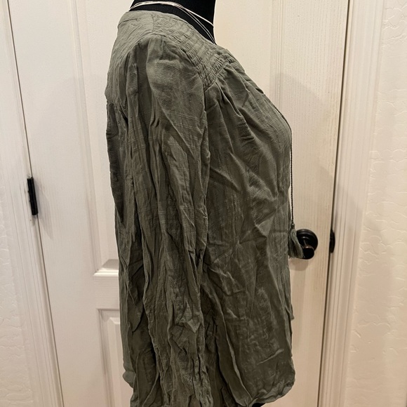 Old Navy rayon blouse Size Medium - Picture 2 of 7